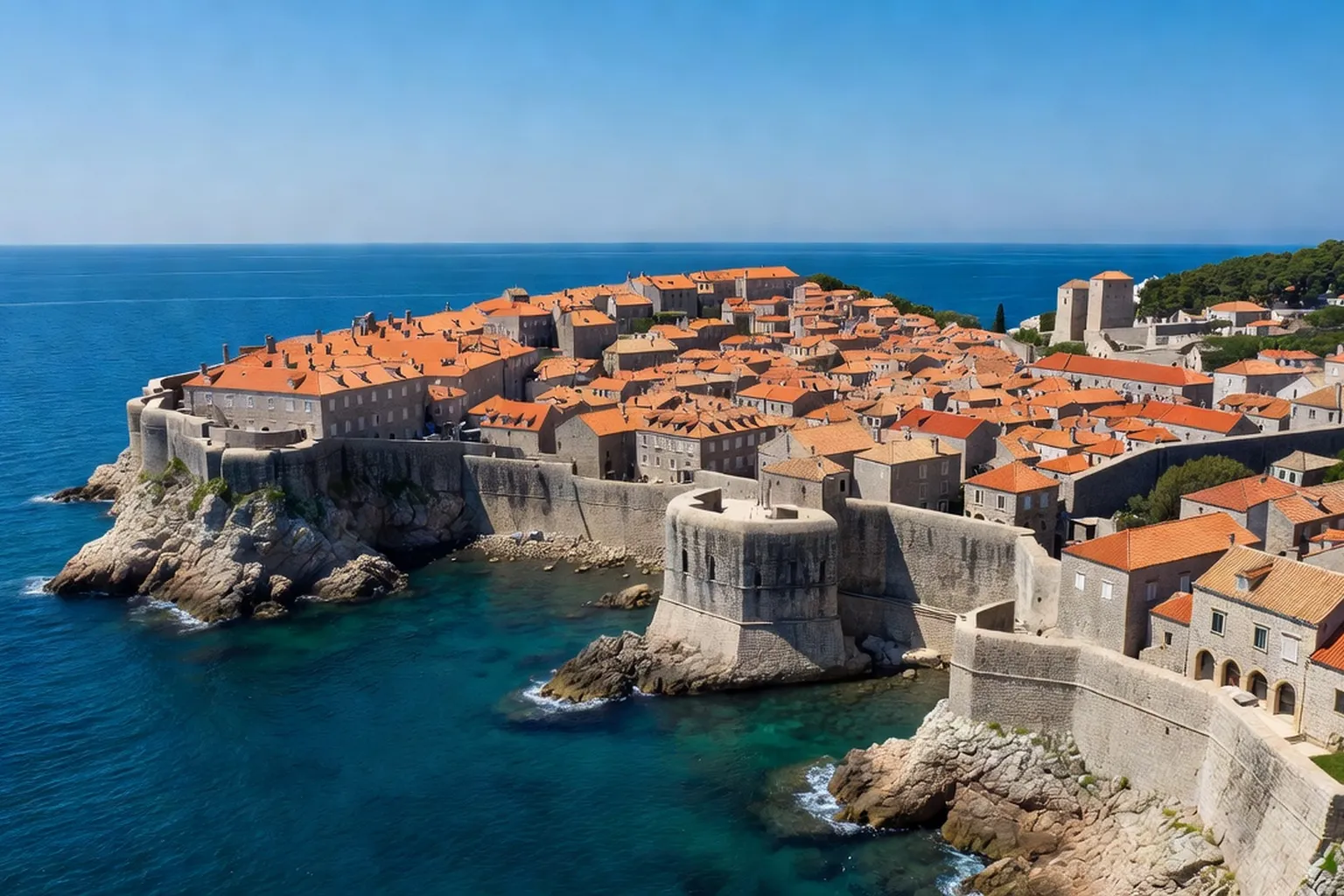 Vue aérienne de Dubrovnik avec les remparts et la mer Adriatique, toits orangés